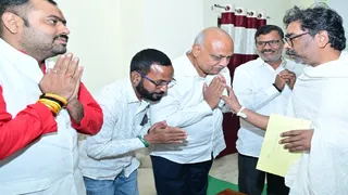 नेमरा में मुख्यमंत्री हेमंत सोरेन से मुलाकात करते धनबाद के पूर्व मेयर चंद्रशेखर अग्रवाल और अन्य। (फोटो सौजन्य)
