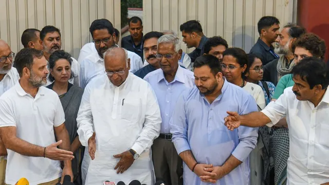 'लोकतंत्र की धज्जियां उड़ाने वालों को न्याय के कठघरे में खड़ा करेंगे', INDI गठबंधन के नेताओं ने लिया संकल्प
