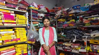 अपने कपड़े की दुकान में खड़ीं लखपति दीदी नीलम कुमारी।