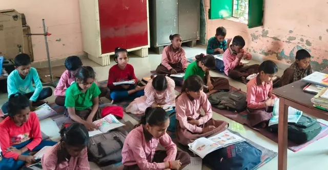 Kanpur School News: विद्यालय मांग रहे बजट, बच्चे कर रहे गुहार; दो सत्र से फर्नीचर का इंतजार, कब सुनेगी सरकार?