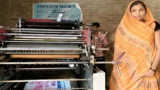 थैला निर्माण फैक्ट्री में कार्य करतीं जीविका से जुड़ी स्वावलंबी उद्यमी कृष्णा देवी।