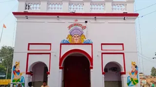 जमुई के खैरा स्थित डेढ़ सौ वर्ष पुराने ऐतिहासिक दुर्गा मंदिर का मुख्य परिसर।