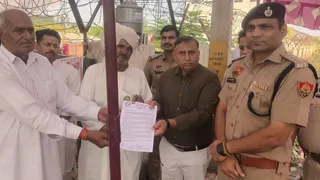 मुआवजे के लिए किसानों का धरना जारी
