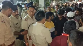 युवक की मोत के बाद थाने पर जमा लोगों की भीड़।