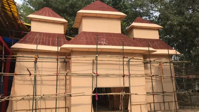 नोएडा में दिखेगी ग्रामीण बंगाल की अनोखी झलक, दुर्गा पूजा के लिए तैयार हो रहा पारंपरिक पंडाल
