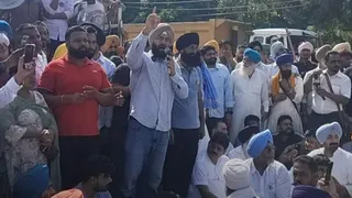 जाम किए गए नेशनल हाईवे पर पहुंचे लक्खा सदाना, भाना सिद्धू और मोहनजीत शेरों न्याय की मांग करते हुए।