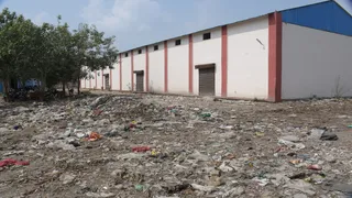प्रयागराज की मुंडेरा स्थित नवीन मंडी परिसर में फैली गंदगी। जागरण