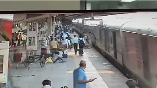 आरपीएफ जवान ने बचाई मां-बेटी की जान। (वीडियो ग्रैब)
