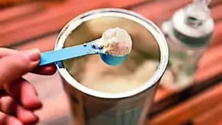 शिक्षकों ने मिड डे मिल का दूध पाउडर बेचा