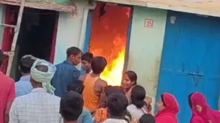 घर में लगी आग बुझाने का प्रयास करते ग्रामीण।
