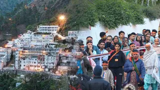 माता के दरबार में उमड़ा श्रद्धा का सागर, तीन दिन में सवा लाख से अधिक श्रद्धालुओं ने किए दर्शन।