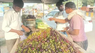 अलीगढ़ में एक ठेल से सिंघाड़ा खरीदते ग्राहक।