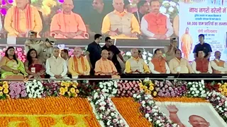 बरेली में मुख्यमंत्री योगी आदित्यनाथ के साथ मंच पर मौजूद वित्त मंत्री सुरेश खन्ना, वन मंत्री अरुण कुमार और अन्य सम्मानितजन