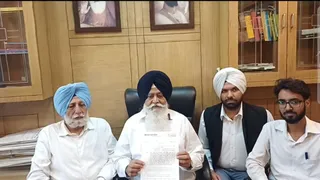 विधायक मनविंदर सिंह ग्यासपुरा को भेजे नोटिस की कॉपी दिखाते हुए एसजीपीसी सदस्य।