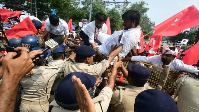 SIR के विरोध में पटना में AISA का लोकभवन मार्च, प्रदर्शनकारियों ने तोड़ी बैरिकेडिंग, ज्ञानेश कुमार के इस्तीफे की मांग
