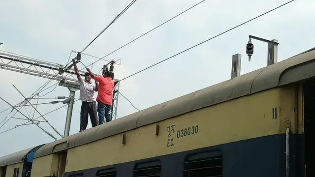 आरा में रेल ट्रैक पर इलेक्ट्रिक वायर टूटने से अप लाइन ठप, श्रमजीवी और अमृत भारत एक्सप्रेस पर भी पड़ा असर
