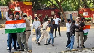 गेट फांदकर जंतर मंतर पर नारेबाजी करते आशुतोष रांका।