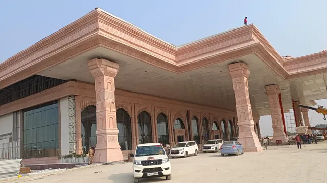अयोध्या में त्योहारों पर विमान किराए में भारी उछाल, साढ़े सात हजार से 30 हजार पहुंचा अहमदाबाद का किराया
