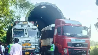 बस्ती के सोनहा बाजार से गुजर रहा विशालकाय ट्रेलर।