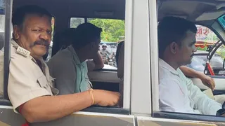 आरोपित को गिरफ्तार कर ले जाती पुलिस।