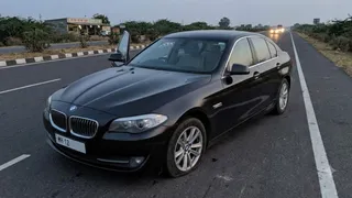 पंचर BMW छोड़कर गए मालिक को 14 साल बाद मिला न्याय (यह तस्वीर AI की मदद से बनाई गई है।)