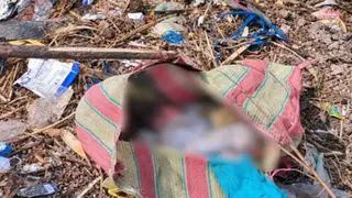 कपड़े से ढंककर कचरे में फेंका नवजात