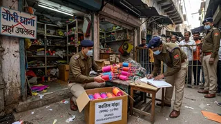 वाराणसी में 'फेस कोड' से खुलते हैं प्रतिबंधित मांझे के गोदाम, जानलेवा खेल जारी।