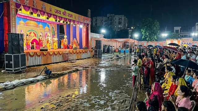 बारिश के बाद भी गाजियाबाद में रामलीला का मंचन जारी, आस्था ने जलभराव को हराया