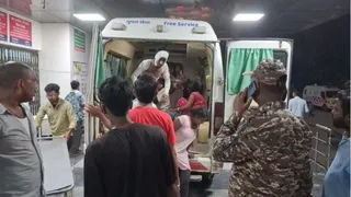 एंबुलेंस से सदर अस्पताल लाए गए जख्मी। जागरण