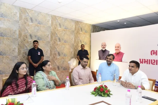 gujarat distribute indian citizenship