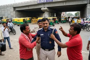 आइएमएस अंडरपास पर चालान काटने पर ऑटो चालकों ने ट्रैफिक दारोगा को पीटा ( एआई जेनरेटेड इमेज )