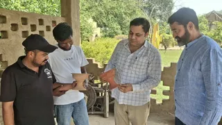राखीगढ़ी में हड़प्पा कालीन सभ्यता की दिश ऑन स्टैंड को देखते हुए उपनिदेशक नरेंद्र परमार व दिनेश श्योरान।