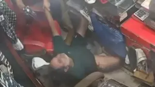 दुकान में बेसुध हालत में युवक। (वीडियो ग्रैब)