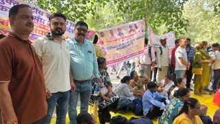 धरना स्थल पर कर्मचारी।