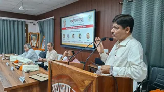 डा नामवर सिंह की जन्मशती पर आयोजित राष्ट्रीय संगोष्ठी के दौरान संबोधित करते प्रो सूरज बहादुर थापा मंचासीन दाये से क्रमशः डॉ महेंद्र प्रसाद कुशवाहा, प्रो संजीव कुमार, प्रो रघुवंशमणि।