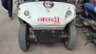 काशी विश्वनाथ मंदिर में नंदी रथ ने श्रद्धालुओं को मारी टक्कर, महिला-बच्ची घायल।