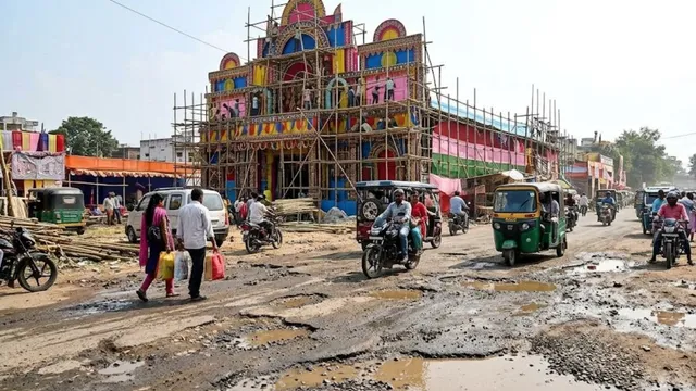 पटना की 554 सड़क बदहाल: DM के सामने खुली पोल, 5 दिन बाद दुर्गापूजा में पंडालाें के पट खुलने पर होगी परेशानी
