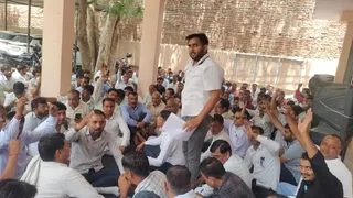 बिजली कर्मचारी कर रहे मांग।