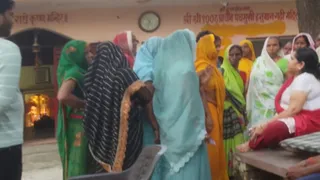 वाराणसी: पुजारी के पहनावे पर विवाद, महिलाओं ने हनुमान मंदिर में जड़ा ताला।