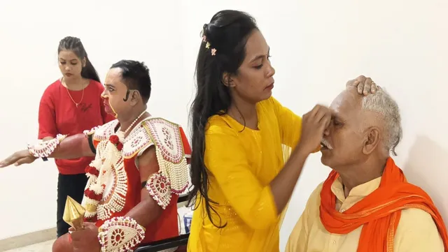 रामलीलाओं में बदल गया मेकअप का तौर तरीका, मंच के पीछे इस तरह होती हैं तैयार‍ियां
