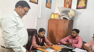 अनूपशहर में एक दिन के लिए खंड शिक्षा अधिकारी बनीं छात्रा रिया। सौ शिक्षा विभाग