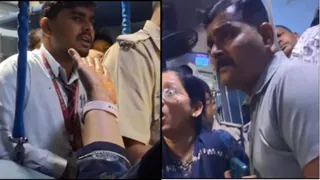 ट्रेन में बिना बैध टिकट सफर कर रहे महिला-पुरुष ने टीटीई के साथ बदसलूकी की। (वीडियो ग्रैब)