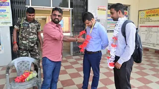 कर्मियों की लेटलतीफी और लापरवाही पर भड़के विधायक संजीव सरदार ने विरोध का अनोखा तरीका अपनाया।