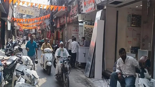 ग्राहकों से गुलजार मेरठ के सदर बाजार में सिस्टम लाचार! ट्रैफिक जाम और लटकते बिजली के तार कर रहे परेशान