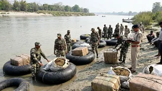 कोसी में ट्यूब से आ रही थी खेप (एआई जेनरेटेड तस्वीर)