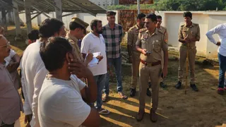 वृद्ध का शव मिलने पर मौके पर पहुंचे पुलिसकर्मी।