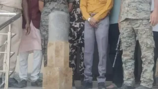 शिवलिंग के साथ प्रशासन की टीम। फोटो जागरण