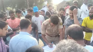 घटना की जांच करती पुलिस