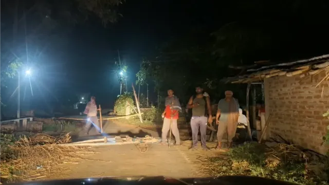 गया: गुरुआ में चोरों के डर से रात भर जागकर पहरा दे रहे ग्रामीण, गाड़ियों को रोककर आधार कार्ड से हो रही पहचान
