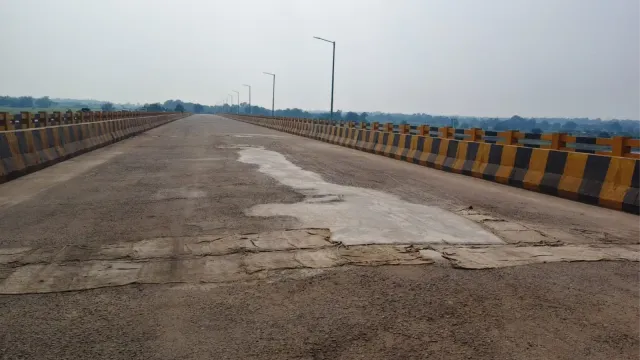 चाईबासा में भ्रष्टाचार की पोल खोलती सड़क, निर्माण के 1 साल में ही दरकने लगी कुजू नदी की नई पुलिया
